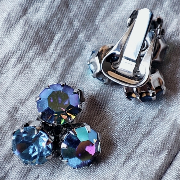 Aurora Borealis Blue Round Vintage Crystal Clip Earrings Prong Set Signed WEISS? - Picture 3 of 11
